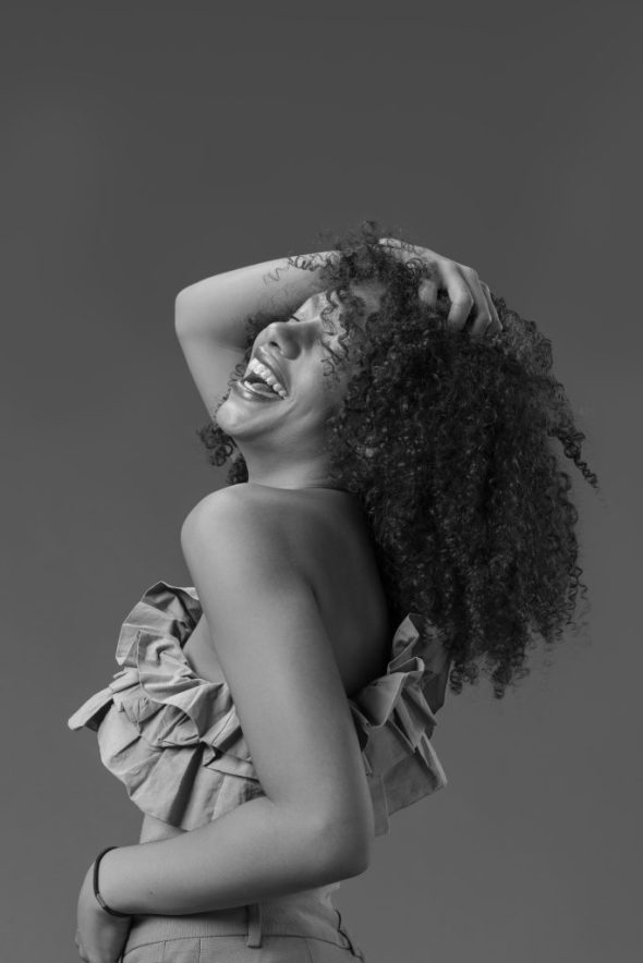 medium-shot-smiley-woman-posing medium-shot-smiley-woman-posing